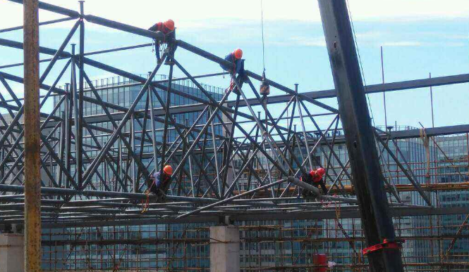 辛集论网架装配施工中搭设脚手架应当留神的事故